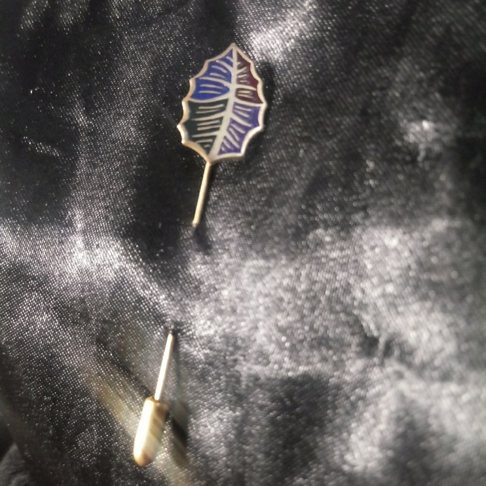 Vintage colorful leaf stickpin
